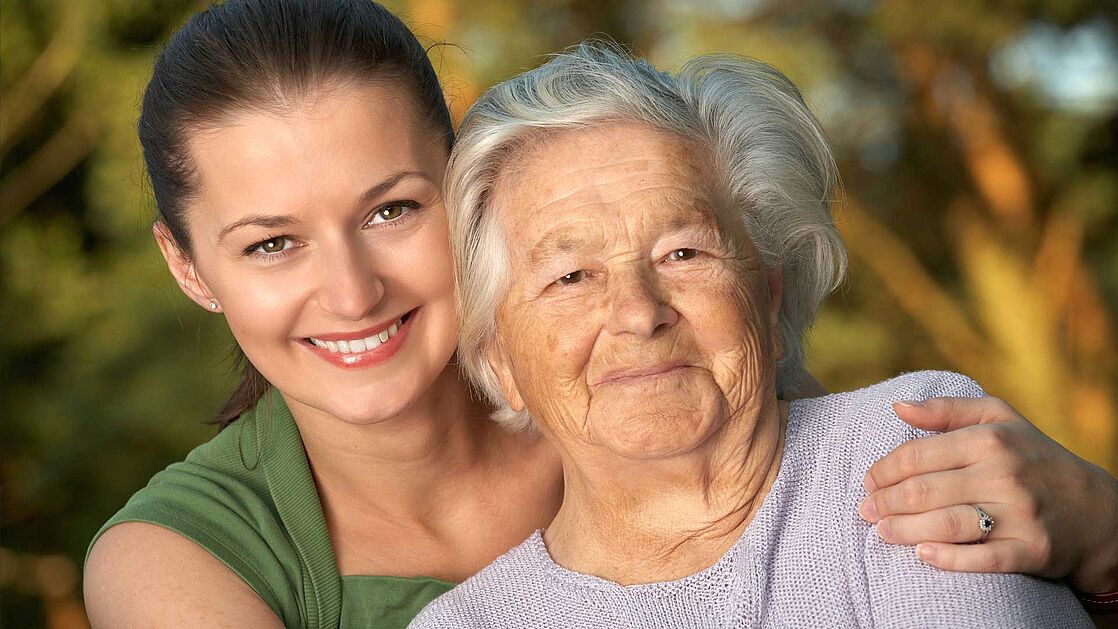 polnische Pflegekraft mit Seniorin