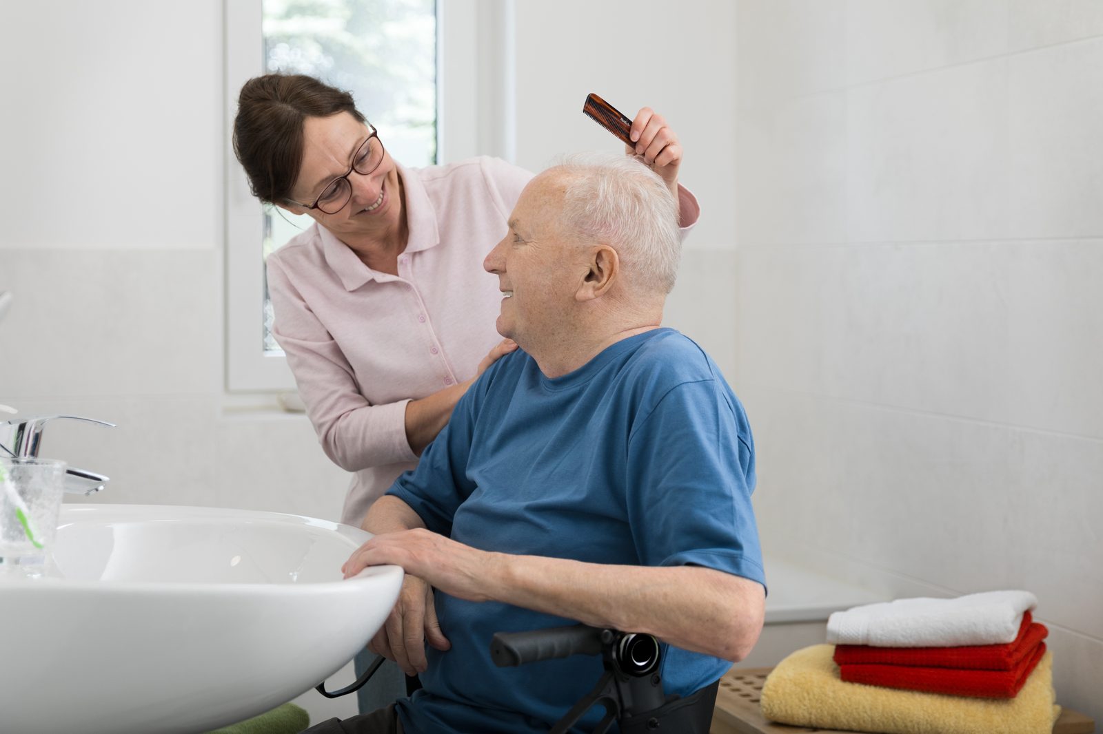 Betreuungskraft und Seniorin gemeinsam in der Küche – 24-Stunden-Betreuung zu Hause in Essen