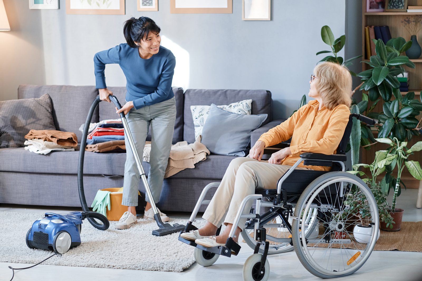Betreuungskraft mit einer Seniorin am Fenster – 24-Stunden-Betreuung zu Hause in Regensburg