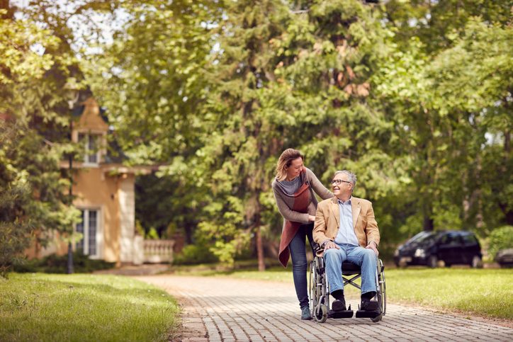 Betreuungskraft und Seniorin legen gemeinsam ein Puzzle – Demenzbetreuung zu Hause in Nürnberg